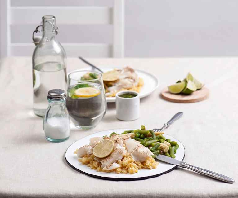 Halibut na parze z warzywami, żółtą soczewicą i zielonym sosem Halibut na parze z warzywami, żółtą soczewicą i zielonym sosem