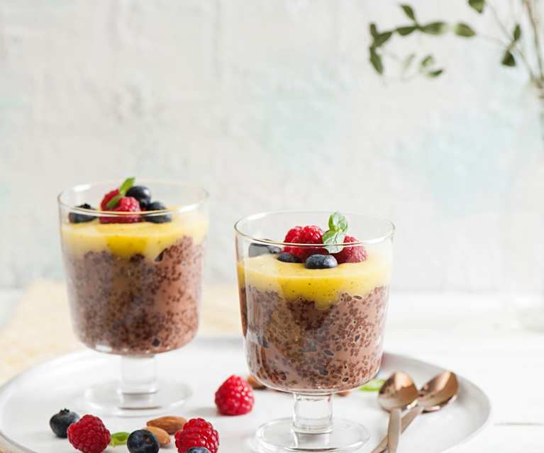 Migdałowy pudding chia z musem z mango i owocami Migdałowy pudding chia z musem z mango i owocami