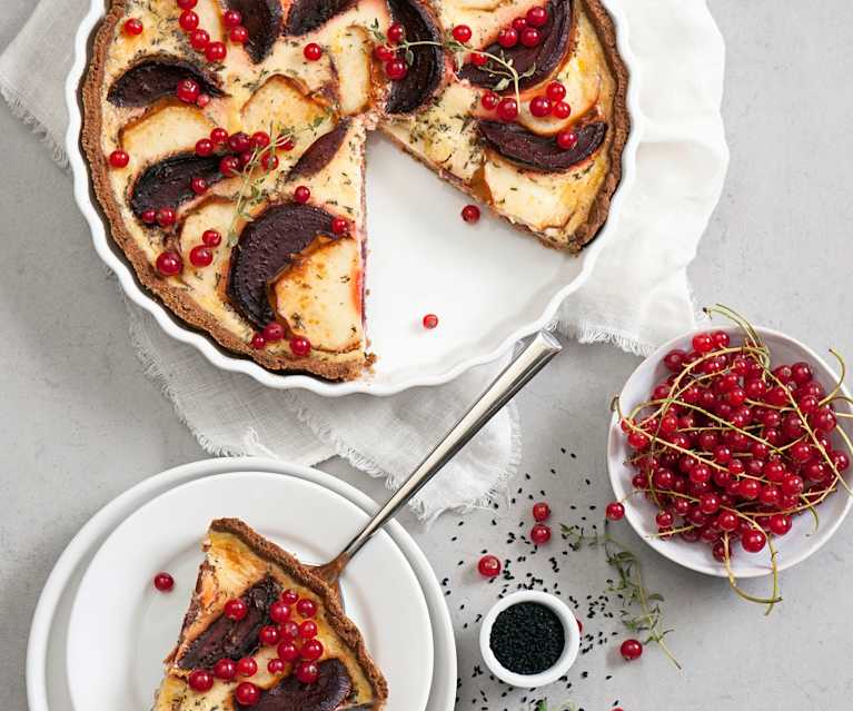 Quiche z burakami i oscypkiem na razowym spodzie z czarnuszką Quiche z burakami i oscypkiem na razowym spodzie z czarnuszką
