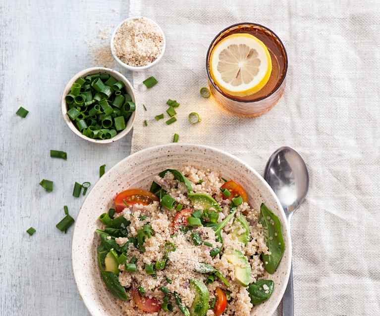 Sałatka mocy z quinoa, awokado i szpinakiem Sałatka mocy z quinoa, awokado i szpinakiem