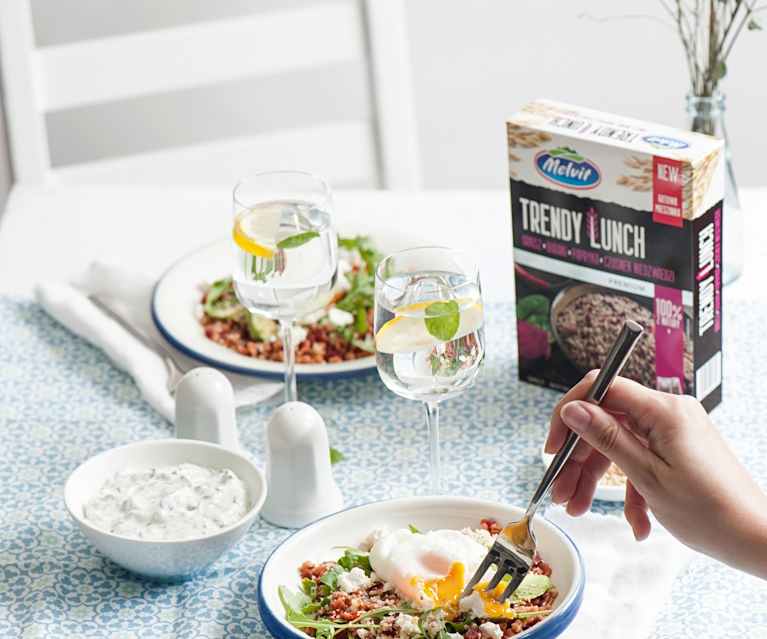 Sałatka Trendy Lunch z awokado i jajkiem w koszulce Sałatka Trendy Lunch z awokado i jajkiem w koszulce