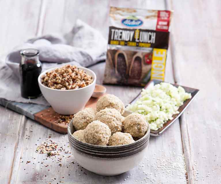 Trendy Lunch (quinoa trio, cukinia, pomidory) z pulpetami z indyka i surówką Trendy Lunch (quinoa trio, cukinia, pomidory) z pulpetami z indyka i surówką