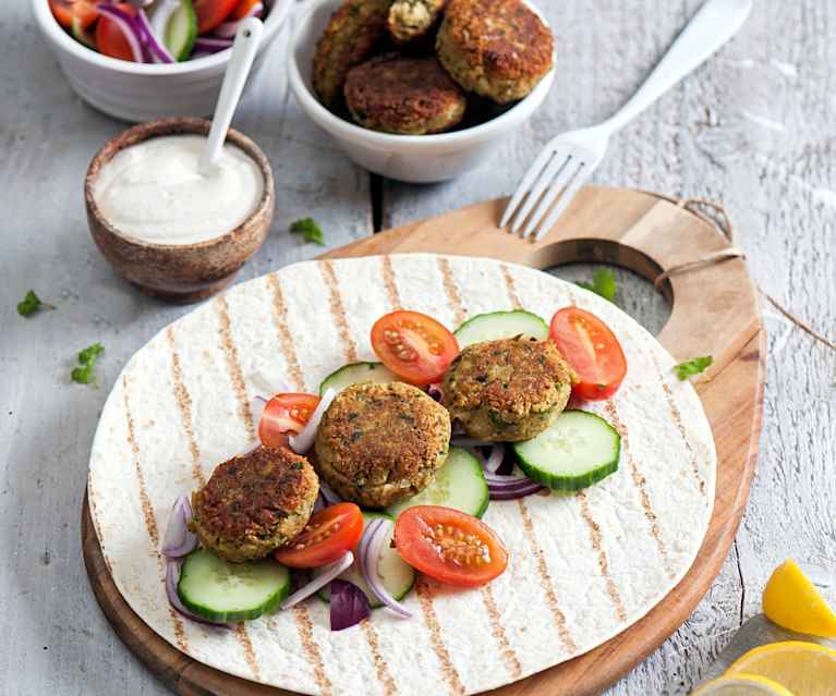 Ziołowe falafele z sosem jogurtowym z tahini Ziołowe falafele z sosem jogurtowym z tahini