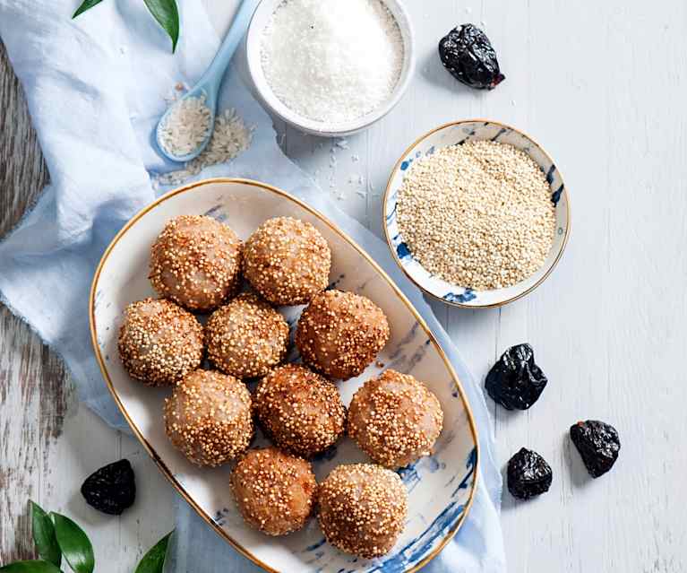 Ryżowo-kokosowe kulki (arancini) nadziewane suszonymi śliwkami Ryżowo-kokosowe kulki (arancini) nadziewane suszonymi śliwkami