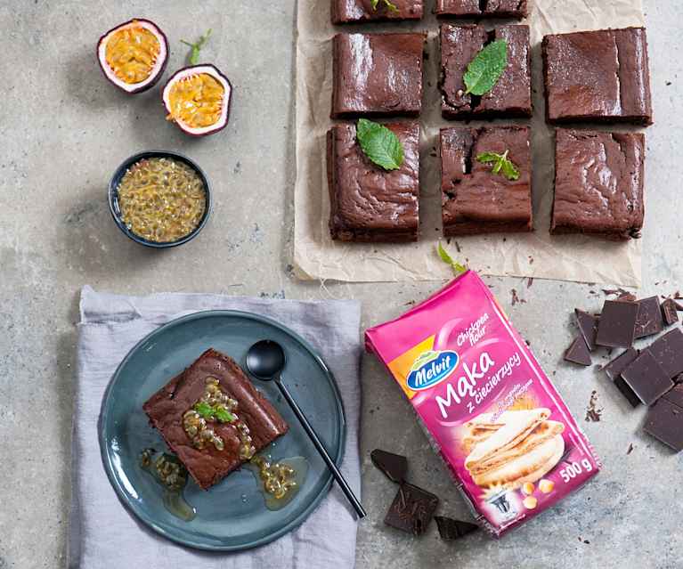 Brownie z mąką z ciecierzycy z sosem z marakui Brownie z mąką z ciecierzycy z sosem z marakui