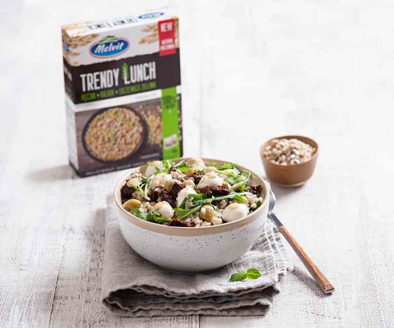 Sałatka Trendy Lunch z pęczakiem, kaszą bulgur i zieloną soczewicą Sałatka Trendy Lunch z pęczakiem, kaszą bulgur i zieloną soczewicą