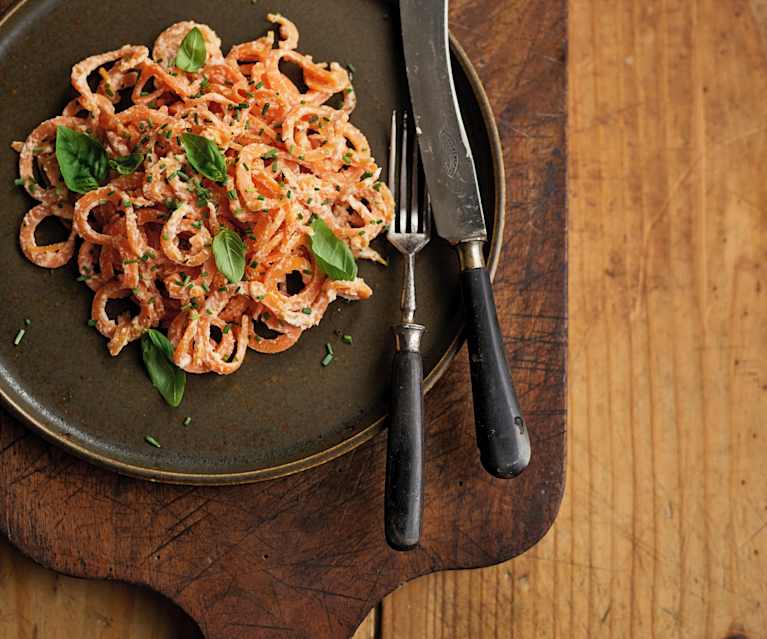 Noodles de batata-doce com molho de caju Noodles de batata-doce com molho de caju