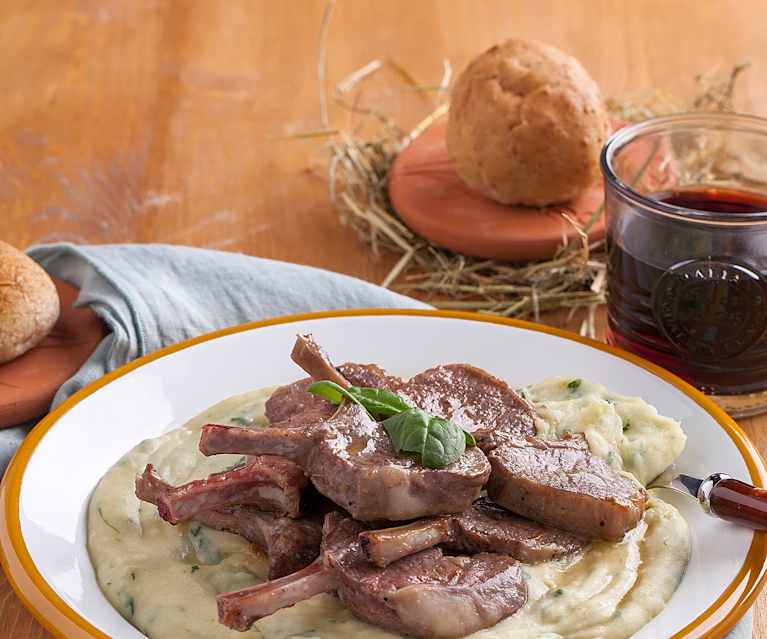 Costolette di agnello con purè di patate e spinaci Costolette di agnello con purè di patate e spinaci