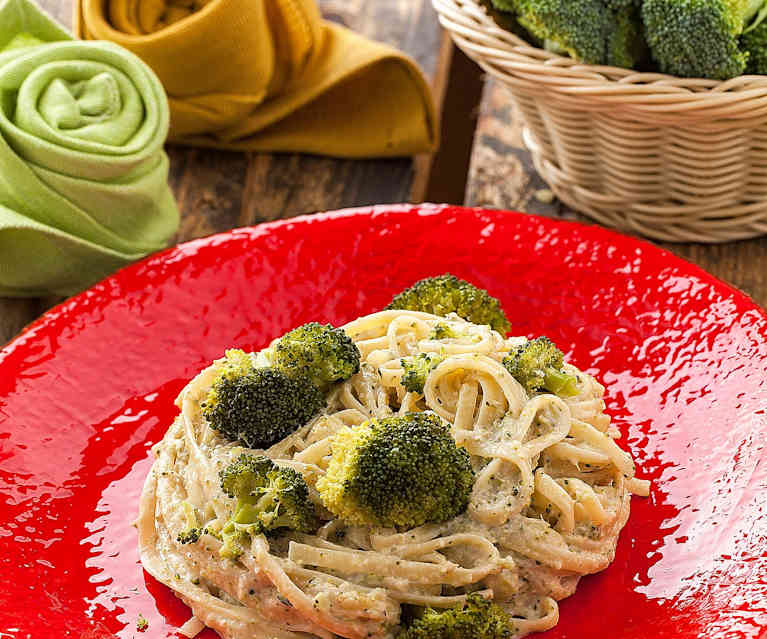 Linguine con pesto di noci e broccoli Linguine con pesto di noci e broccoli