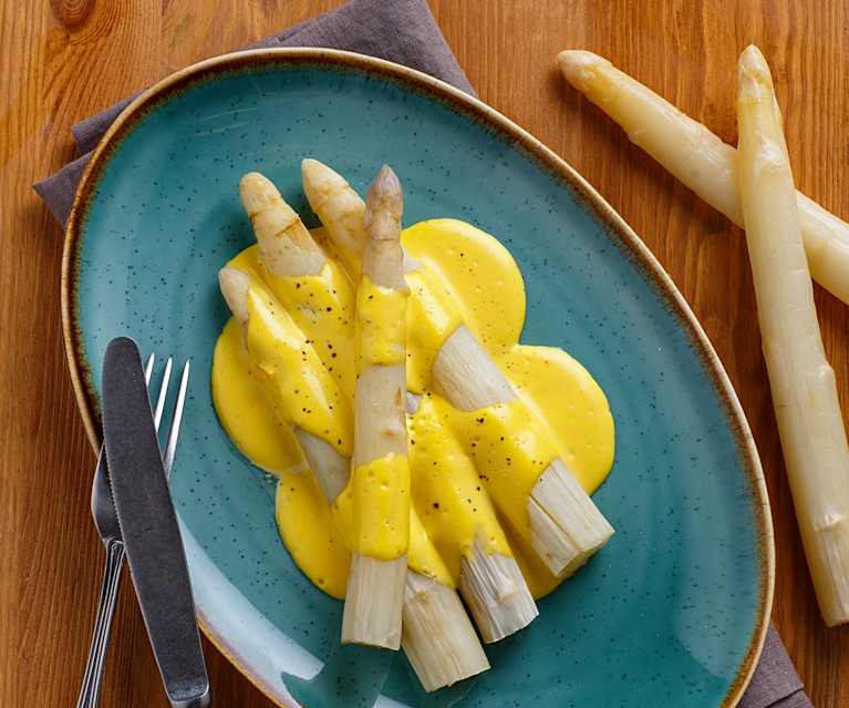 Contorno di asparagi bianchi con salsa olandese allo yogurt Contorno di asparagi bianchi con salsa olandese allo yogurt
