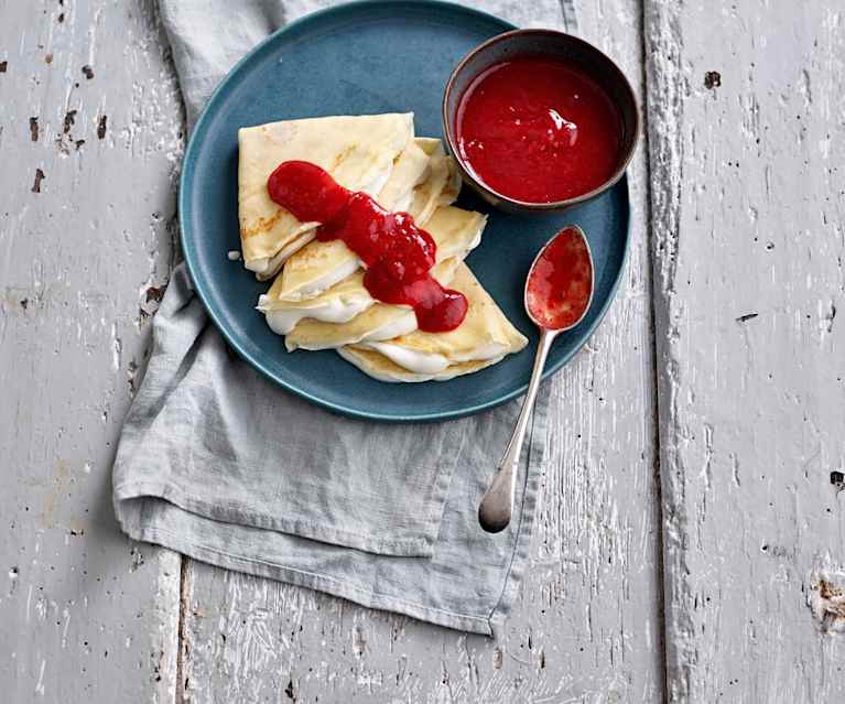 Crepes com queijo e molho de morango Crepes com queijo e molho de morango