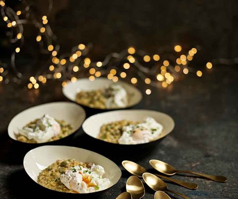 Risoto de orzo com cogumelos, favas e ovo escalfado Risoto de orzo com cogumelos, favas e ovo escalfado