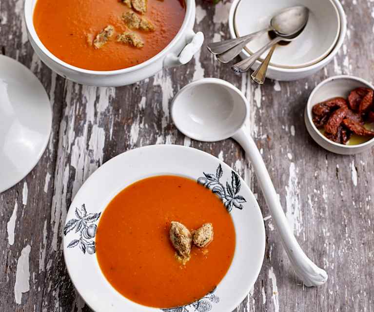 Sopa de tomate com quenelles de manjericão e tomate seco Sopa de tomate com quenelles de manjericão e tomate seco