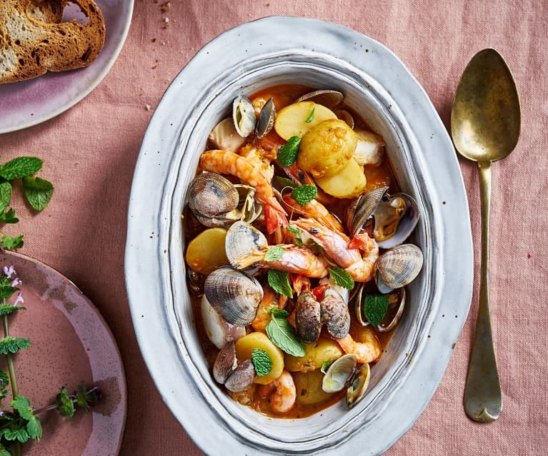 Estufado de peixe com camarão e ameijoas Estufado de peixe com camarão e ameijoas