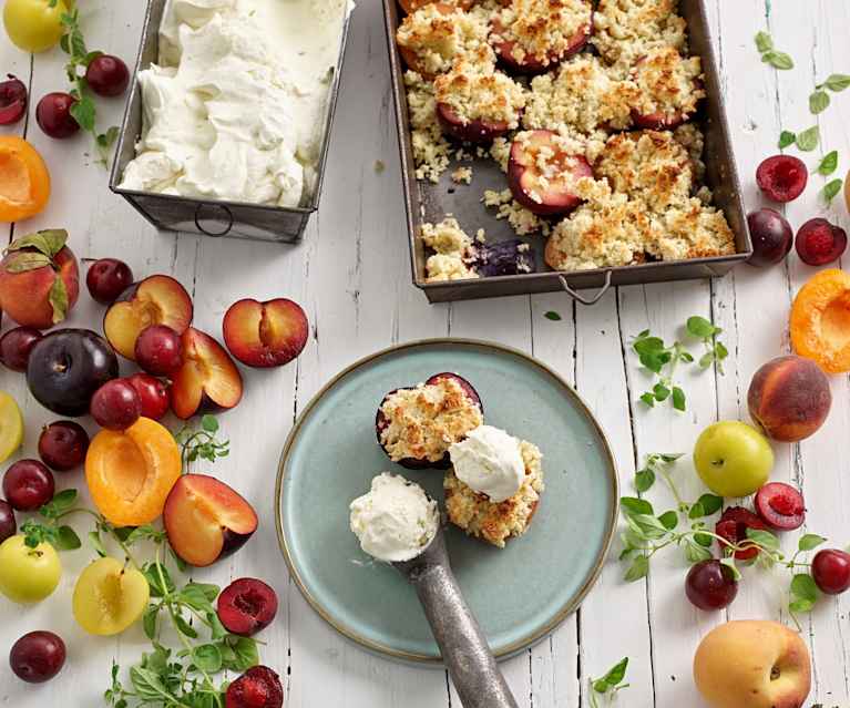 Ameixas e alperces grelhados com crumble e gelado de lima Ameixas e alperces grelhados com crumble e gelado de lima