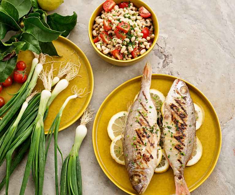 Besugo grelhado com salada de feijão-frade Besugo grelhado com salada de feijão-frade