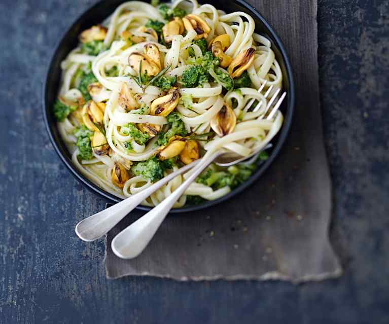 Linguine aux moules, ail et brocoli Linguine aux moules, ail et brocoli