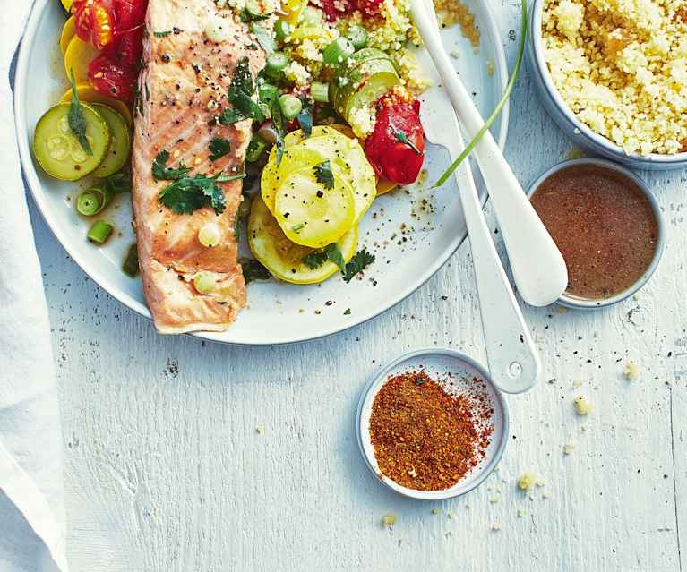 Saumon mariné, semoule épicée et légumes Saumon mariné, semoule épicée et légumes