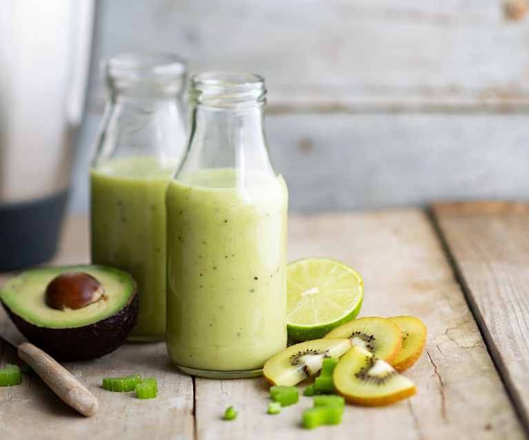 Smoothie kiwi, avocat, citron vert, céleri branche Smoothie kiwi, avocat, citron vert, céleri branche