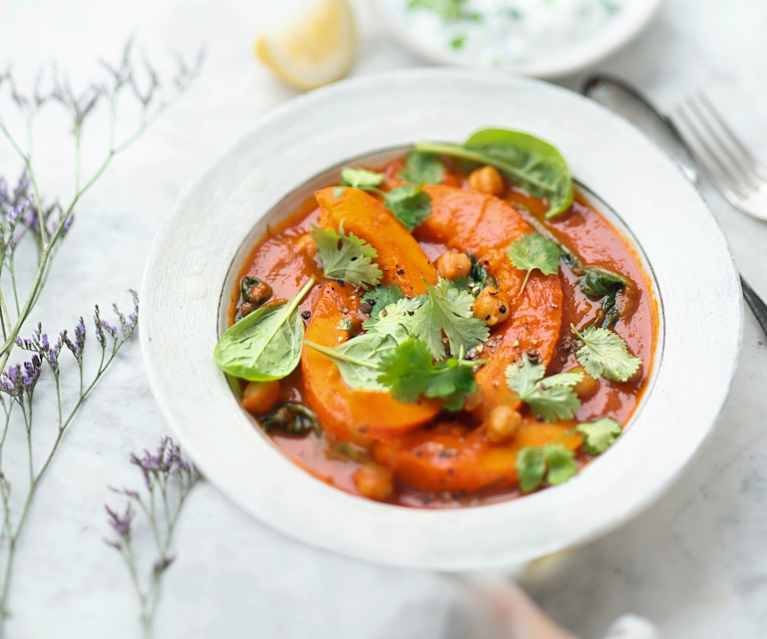 Curry rouge de courge, pois chiches et épinards Curry rouge de courge, pois chiches et épinards