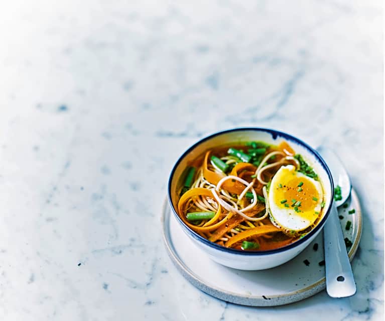 Bouillon au miso, œuf et petits légumes Bouillon au miso, œuf et petits légumes