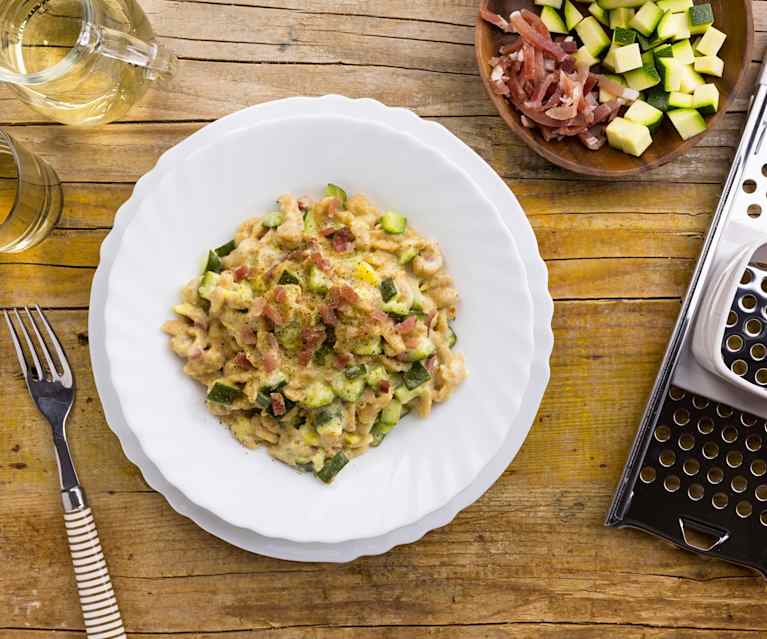 Spatzle di farro con speck e zucchine Spatzle di farro con speck e zucchine