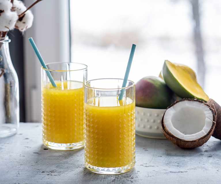 Koktajl z mango i imbirem na wodzie kokosowej Koktajl z mango i imbirem na wodzie kokosowej