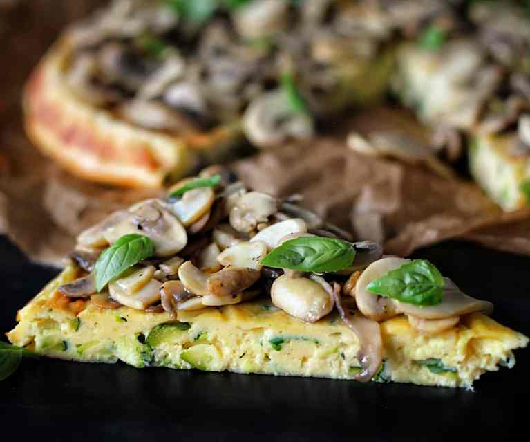 Würziger Bergkäse-Zucchini-Kuchen mit Pilzen Würziger Bergkäse-Zucchini-Kuchen mit Pilzen