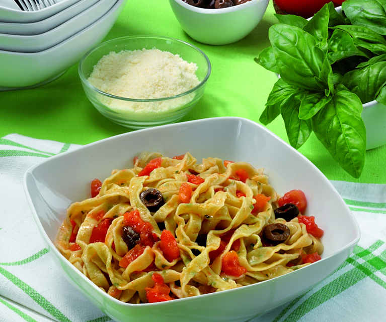 Tagliatelle al basilico al sugo di olive e pomodori Cookidoo® la