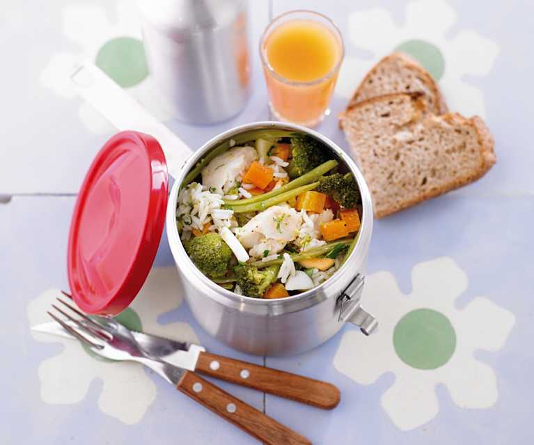 Salada de arroz com legumes e peixe Salada de arroz com legumes e peixe