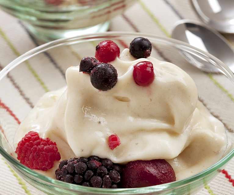 Copa helada de pera y plátano con frutos rojos Copa helada de pera y plátano con frutos rojos