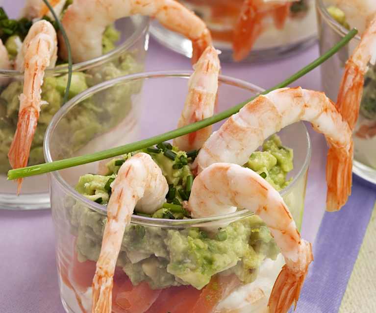 Vasitos de salmón, gambas, aguacate y queso fresco Vasitos de salmón, gambas, aguacate y queso fresco