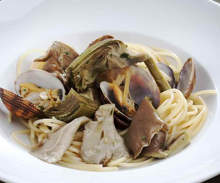 Spaghetti with Clams, Mushrooms and Artichokes Spaghetti with Clams, Mushrooms and Artichokes