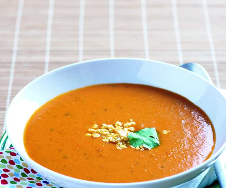 Sopa de tomate com manjericão Sopa de tomate com manjericão