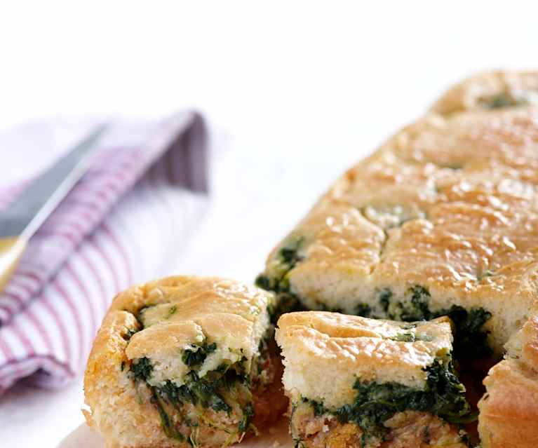 Empanada de salchicha con espinacas Empanada de salchicha con espinacas