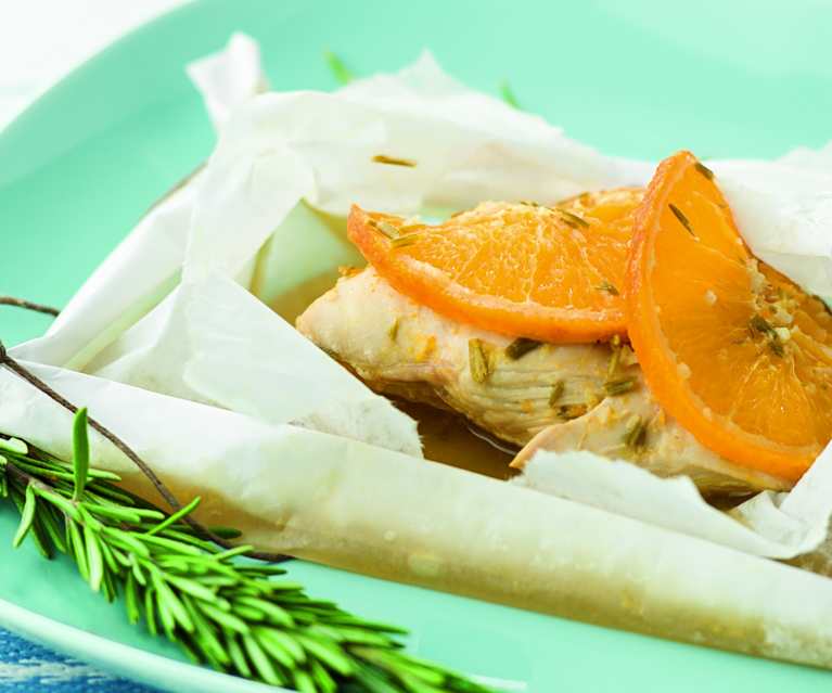 Frango com laranja e alecrim em papelote Frango com laranja e alecrim em papelote