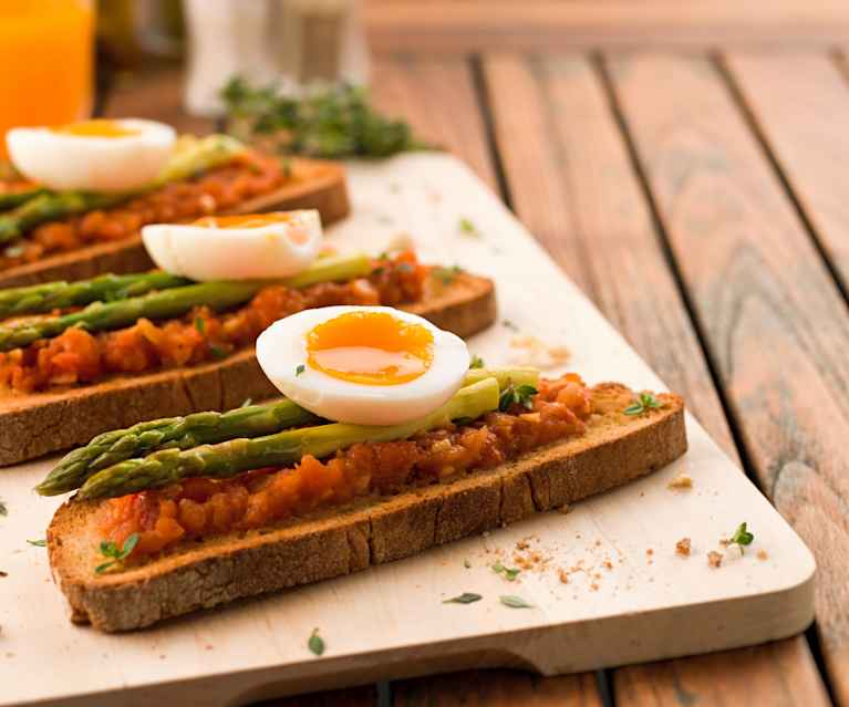 Bruschetta de espargos e ovos quentes Bruschetta de espargos e ovos quentes