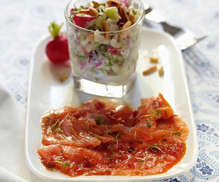 Radieschen-Gurken-Salat mit Räucherlachs Radieschen-Gurken-Salat mit Räucherlachs