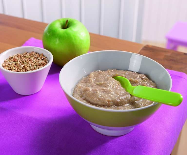 Süßer Buchweizenbrei mit Rosinen und Äpfeln Süßer Buchweizenbrei mit Rosinen und Äpfeln