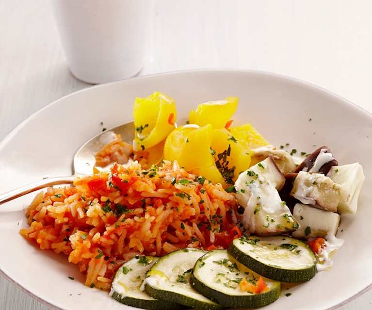 Assortiment de légumes sur lit de riz et sauce au yaourt Assortiment de légumes sur lit de riz et sauce au yaourt