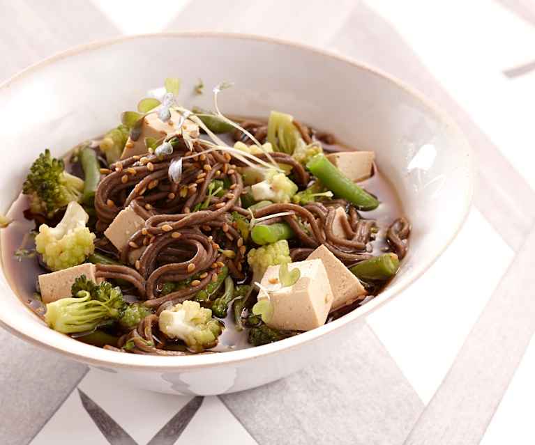 Nouilles soba aux légumes et tofu Nouilles soba aux légumes et tofu
