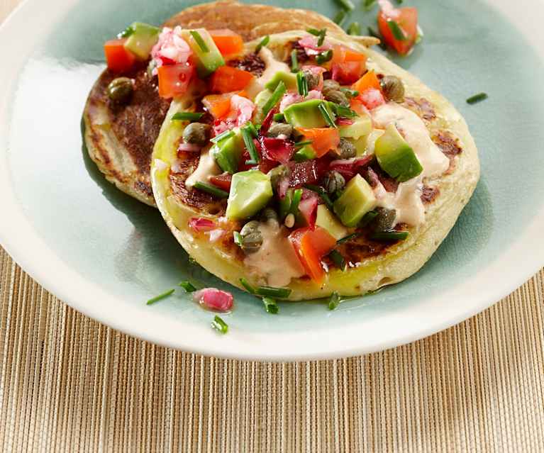 Blinis pomme de terre, sauce tomate-avocat Blinis pomme de terre, sauce tomate-avocat