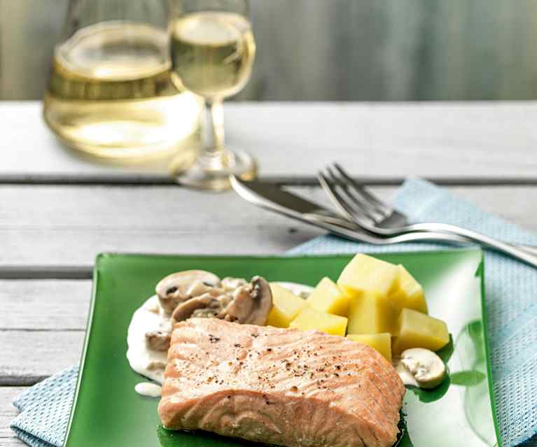 Salmon in mushroom cream sauce with potatoes Salmon in mushroom cream sauce with potatoes