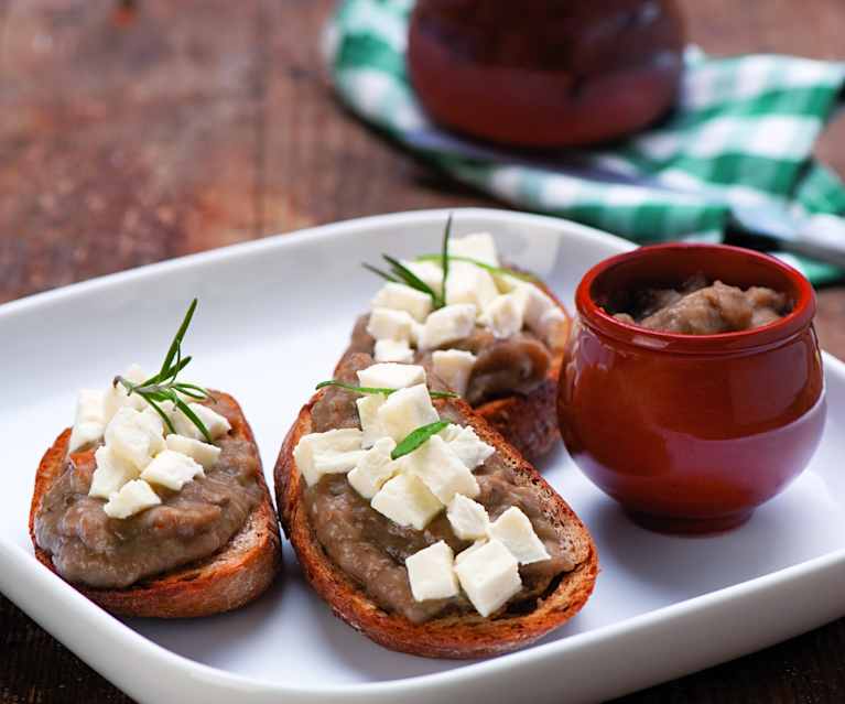 Crostini z kremem z bakłażana i mozzarellą Crostini z kremem z bakłażana i mozzarellą