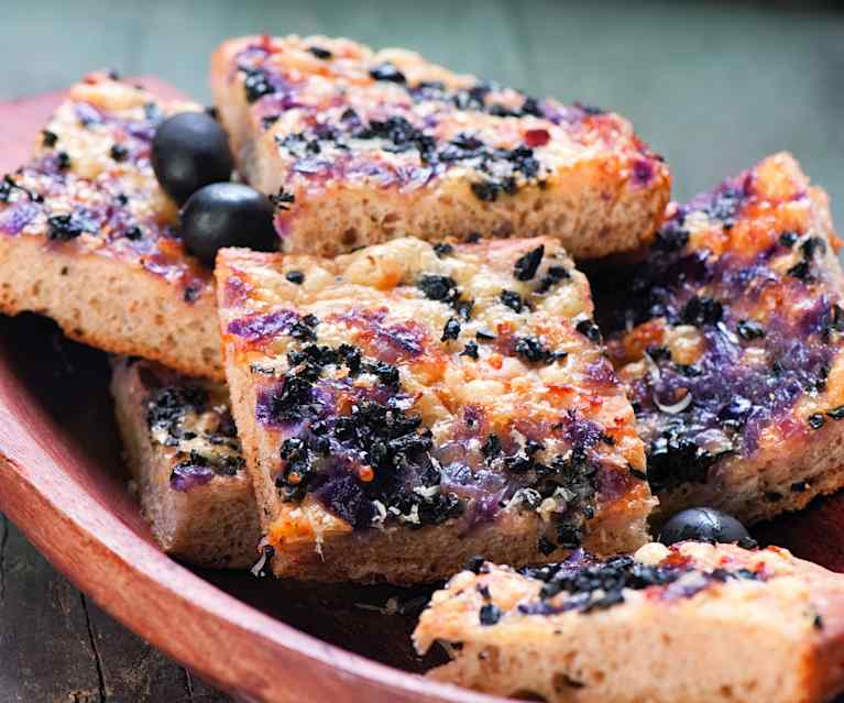 Focaccia z cebulą, oliwkami i rozmarynem Focaccia z cebulą, oliwkami i rozmarynem