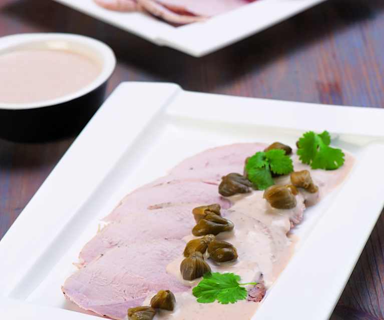 Vitello tonnato - mięso na zimno z sosem z tuńczyka Vitello tonnato - mięso na zimno z sosem z tuńczyka