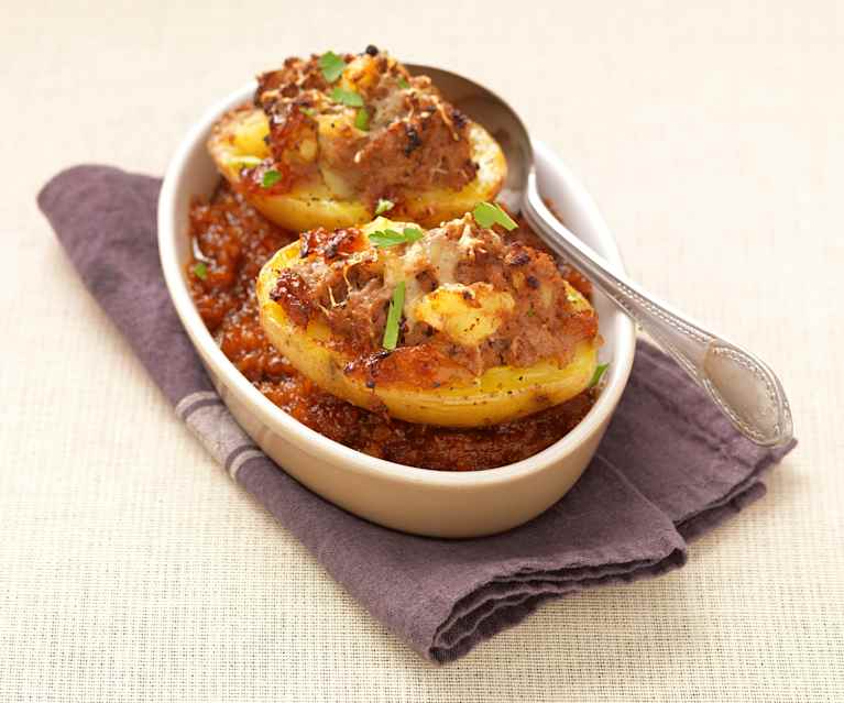Pommes de terre farcies sur lit d'oignons caramélisés Pommes de terre farcies sur lit d'oignons caramélisés