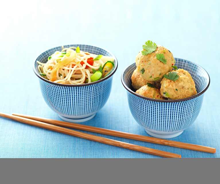 Würzige Fleischbällchen mit chinesischen Gemüse-Nudeln Würzige Fleischbällchen mit chinesischen Gemüse-Nudeln