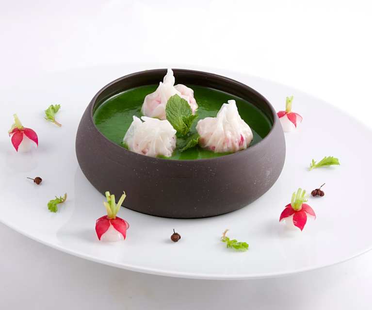 Soupe de fanes de radis et ses ravioles croquantes au chèvre Soupe de fanes de radis et ses ravioles croquantes au chèvre