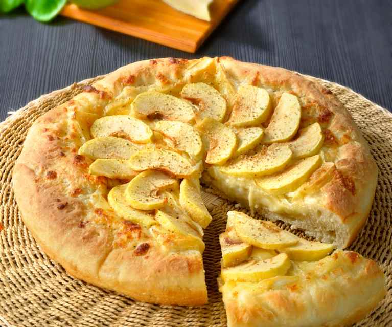 Pizza mele e brie Pizza mele e brie